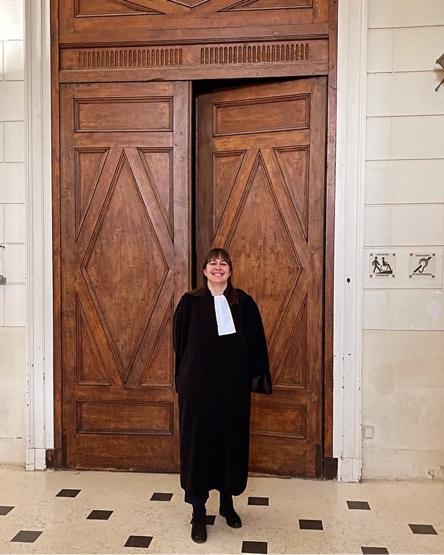Maître Chrystèle Georges, avocate au Barreau de Nîmes, en robe au palais de justice de Nîmes